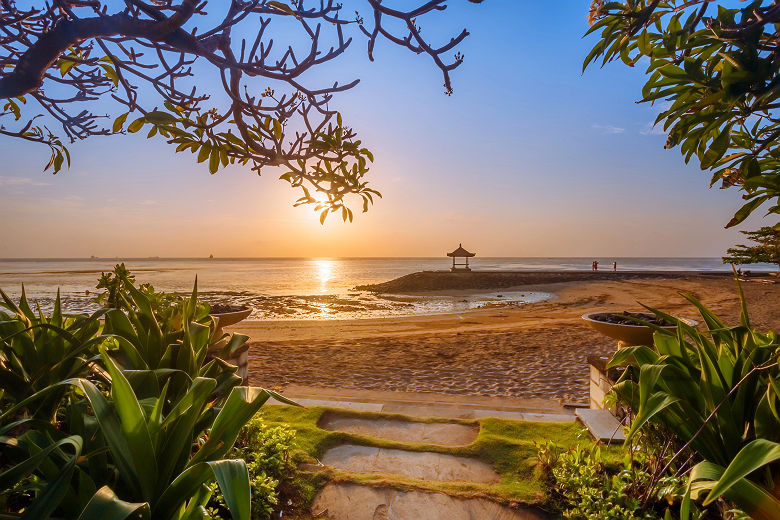 Lever du soleil sur une plage a Bali, Indonesie