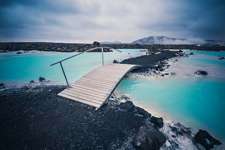 Islande - Pont en bois sur le lagon bleu géothermal (Bláa Lónið) à Reykjanesskagi