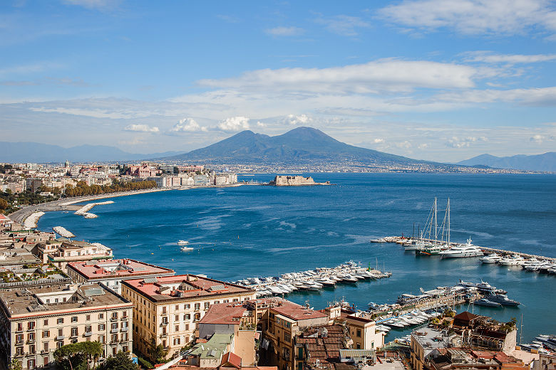 Vue sur Naples, son port et le Vésuve - Italie