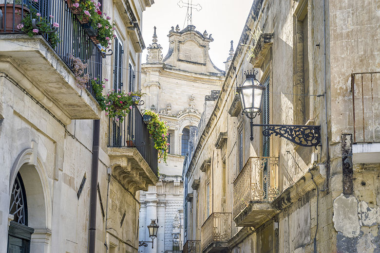 Pouilles - Dans rues de Lecce avec cathédrale en arrière-plan