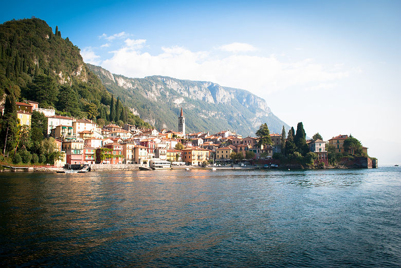 Lombardie - Vue sur le village Bellagio bordé par le lac de Côme