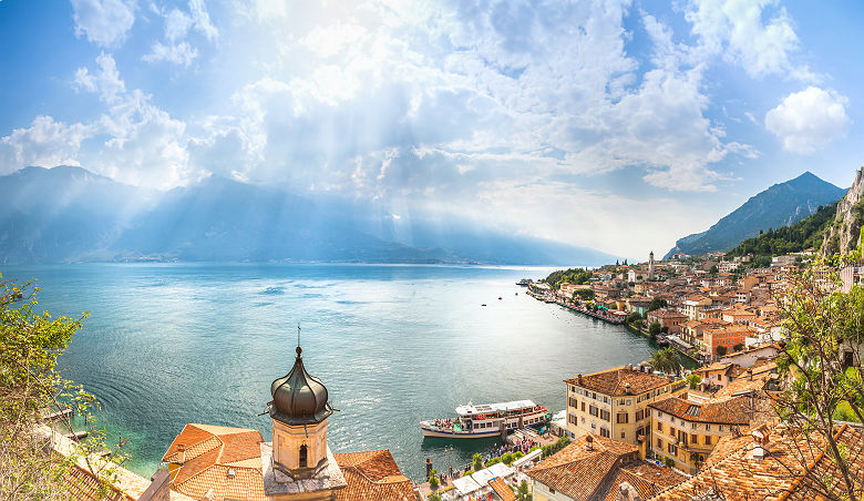Lombardie - Vue sur la ville Limone bordée par le lac de Garde