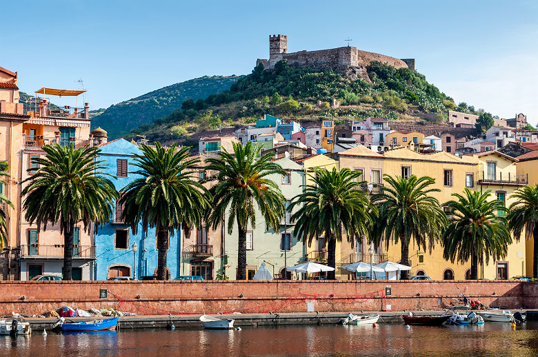 Sardaigne - Vue sur les bâtiments colorés au bord de la rivière Temo de la ville de Bosa et le château (arrière-plan)