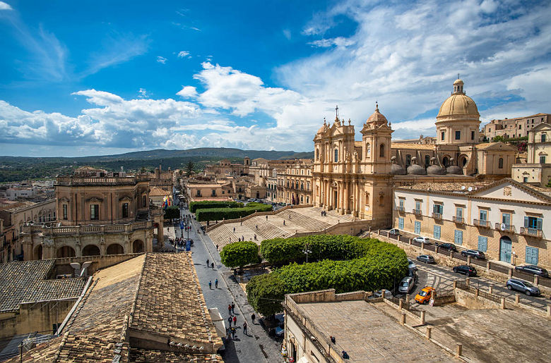 Vue panoramique sur la vieille ville de Noto