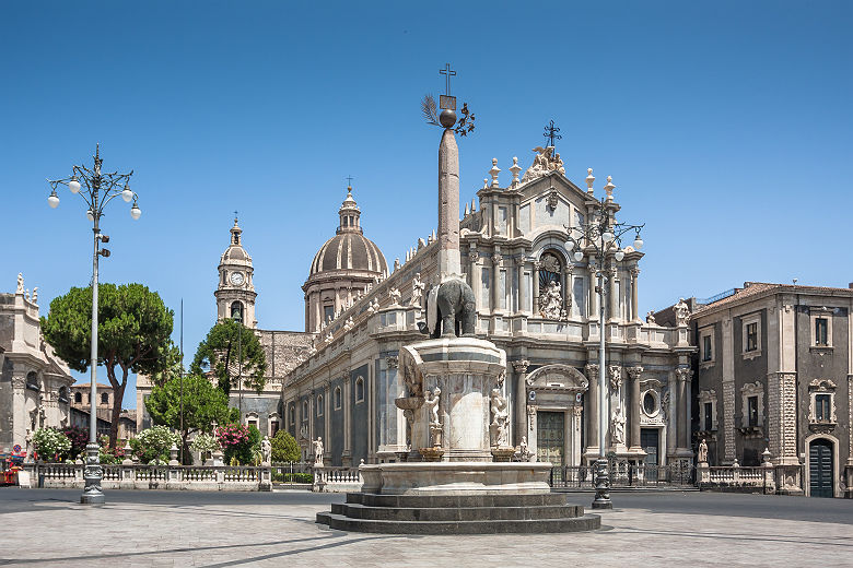 Piazza del Duomo et cathedrale de Santa Agatha a Catane en Sicile