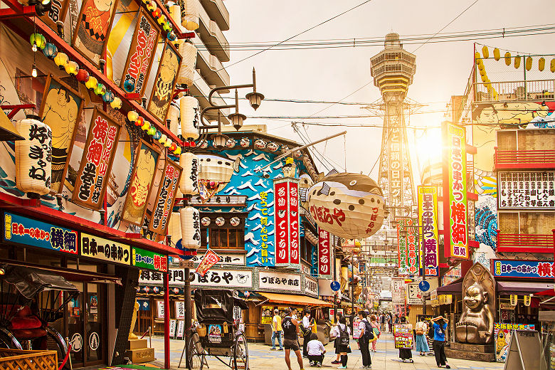 Japon - Quartier Shinsekai avec tour Tsutenkaku en arrière-plan (108 m) à Osaka