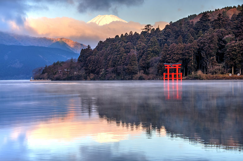 Japon - Lac d'Ashi avec portail torii en arrière-plan au parc national de Fuji-Hakone-Izu