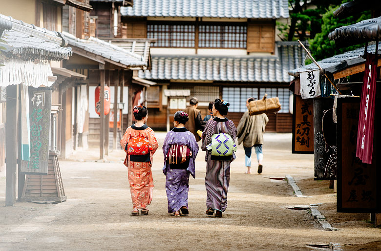 Japon - Portrait de trois femmes en kimono qui marchent dans un village traditionnel à Kyoto