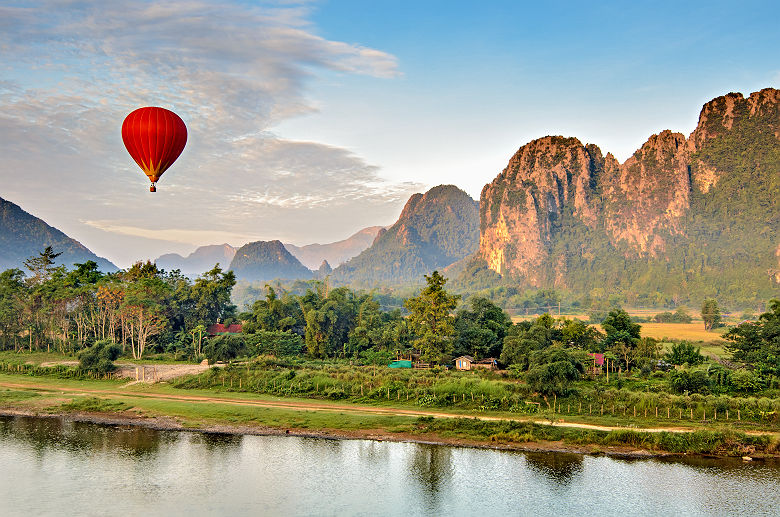 Montgolfière au dessus de la rivière Nam Song à Vang Vieng  - Laos