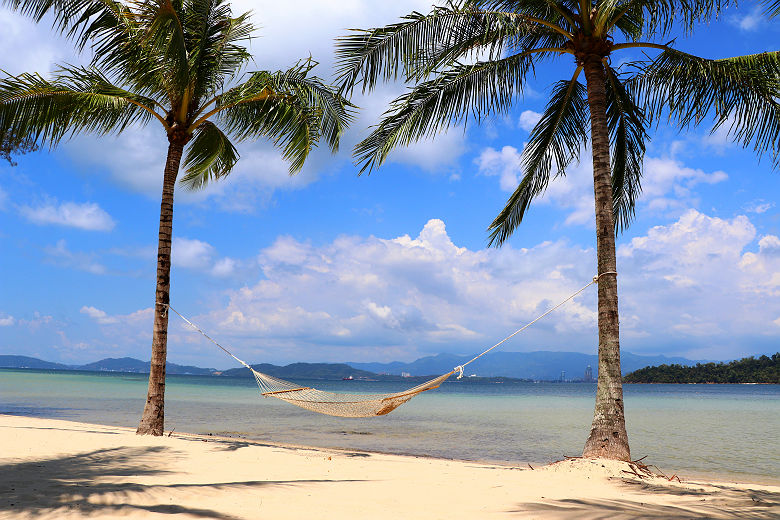 Hamac entre deux palmiers sur l'ile Gaya - Bornéo