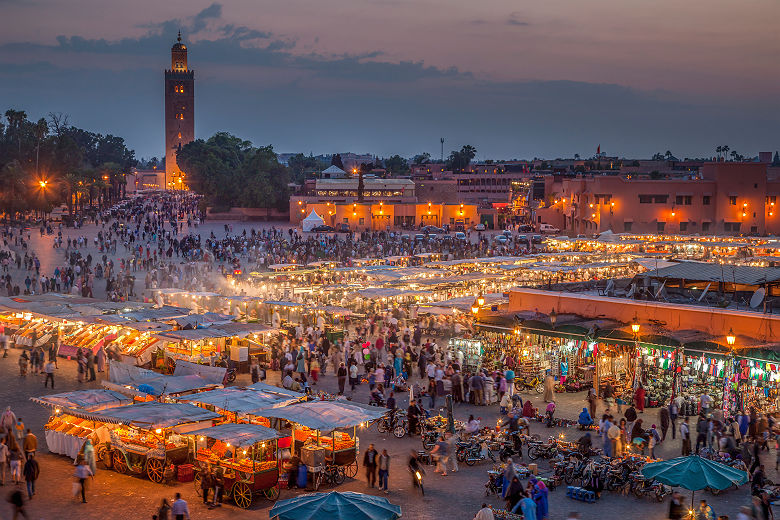 Marrakech Place Djemaa El-Fna à la tombée de la nuit - Maroc