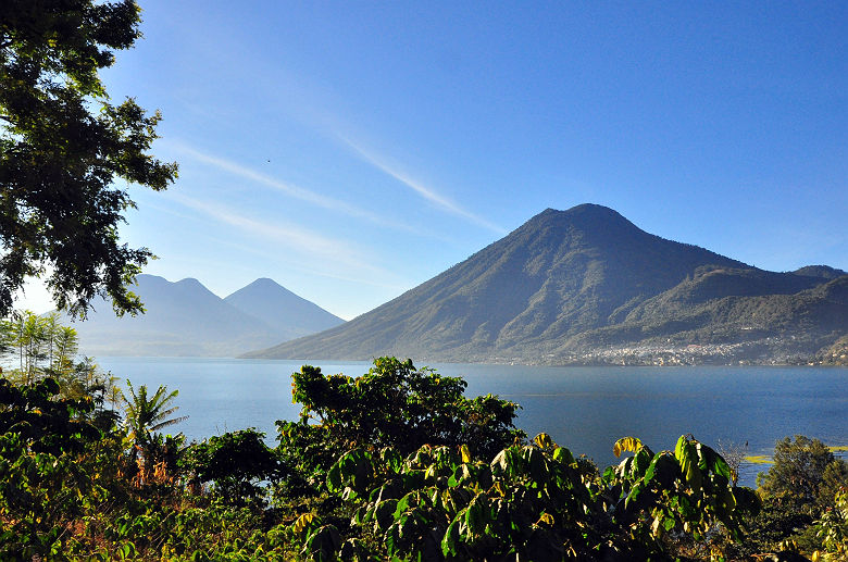 Guatemala - Vue sur le lac Atitlan et le volcan actif Agua près de la ville d'Antigua