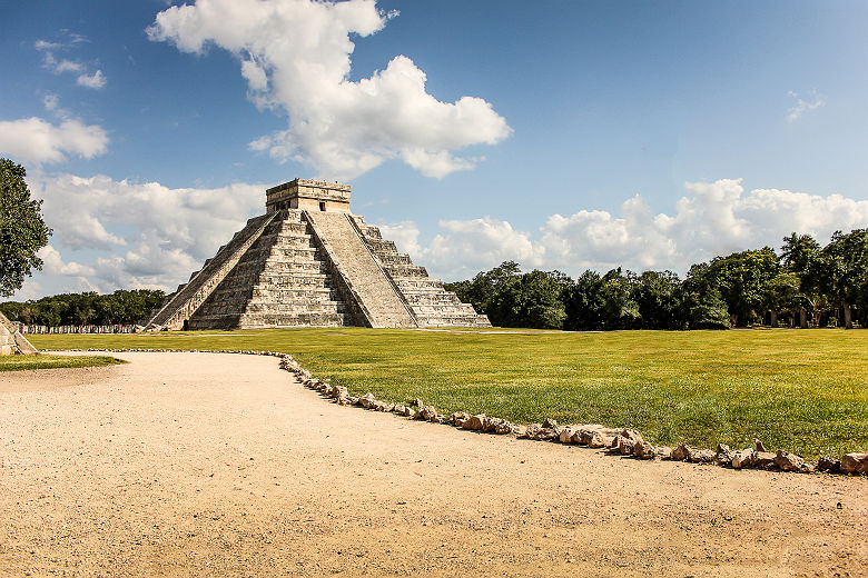 Mexique - Pyramide maya sur le site de Chichen Itza