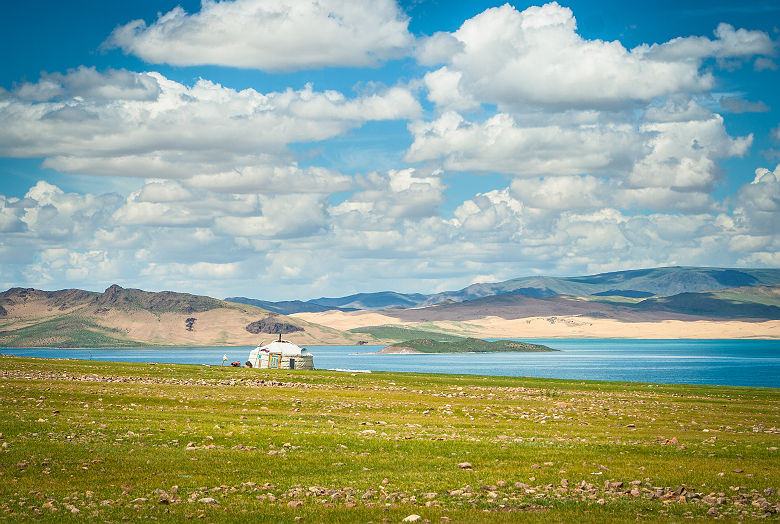 Yourte près d'un lac - Mongolie