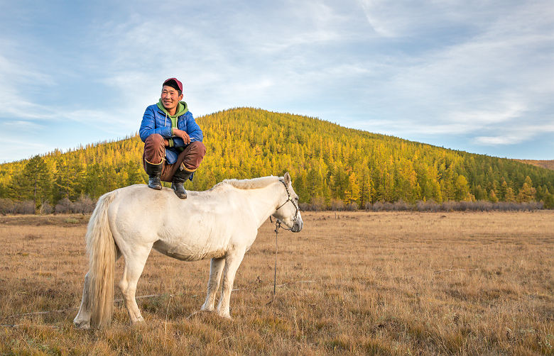 Mongol sur son cheval blanc - Mongolie