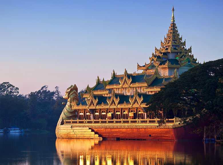 Birmanie - Barque royale de Karaweik au lac Kandawgyi à Yangon