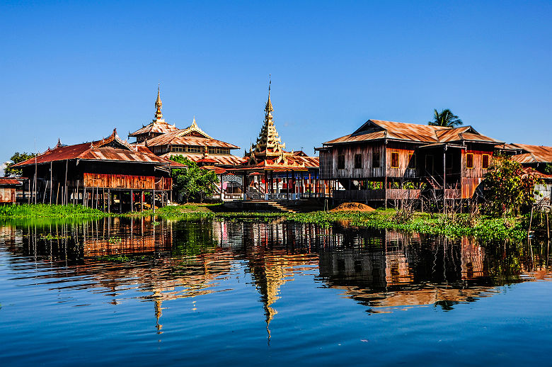 Monastère flottant Nga Phe Kyaung sur le lac Inle - Birmanie