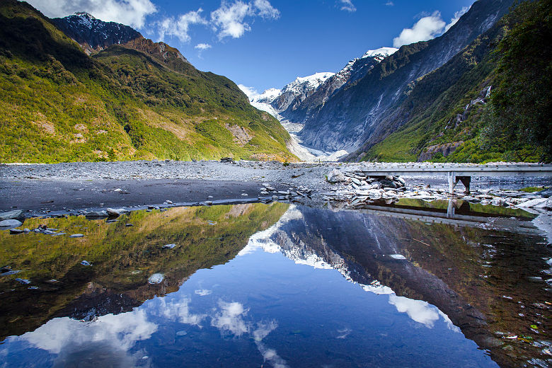 Nouvelle-Zélande - Vue sur le glacier Franz Josef qui se cache entre deux montagnes