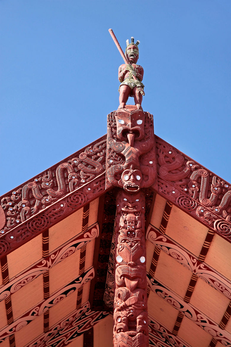 Maison avec des sculptures maoris dans Rotorua, en Nouvelle-Zélande