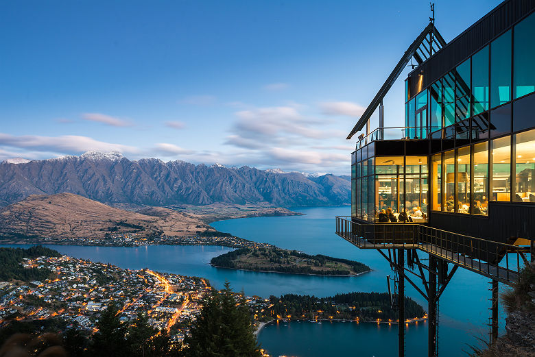 Nouvelle Zélande - Vue sur la ville de Queenstown et sur le lac Wakatipu - au Sud de l'île