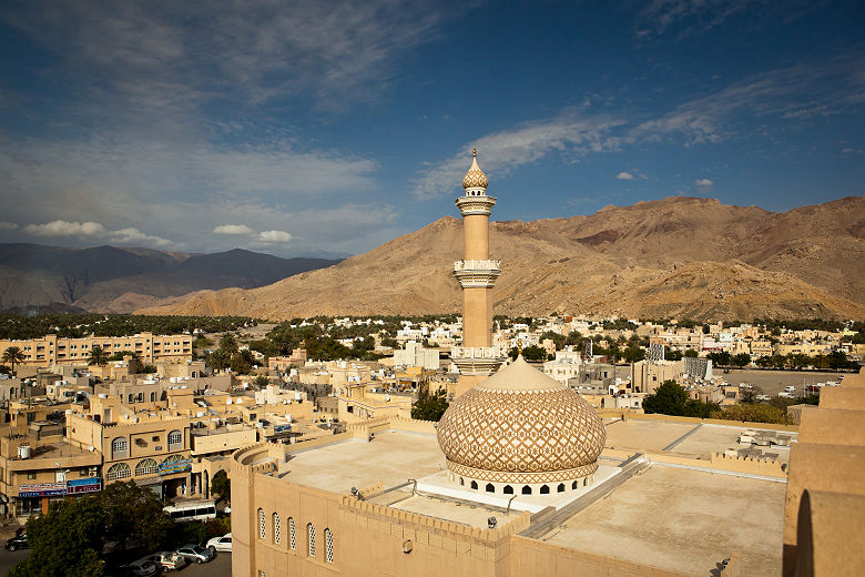 la ville de Nizwa entourée par des montagnes (Ad Dakhiliyah, Oman)