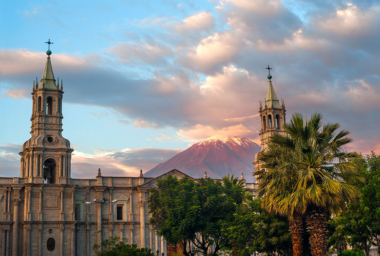 Le volcan Misti derrière la ville d'Arequipa - Pérou