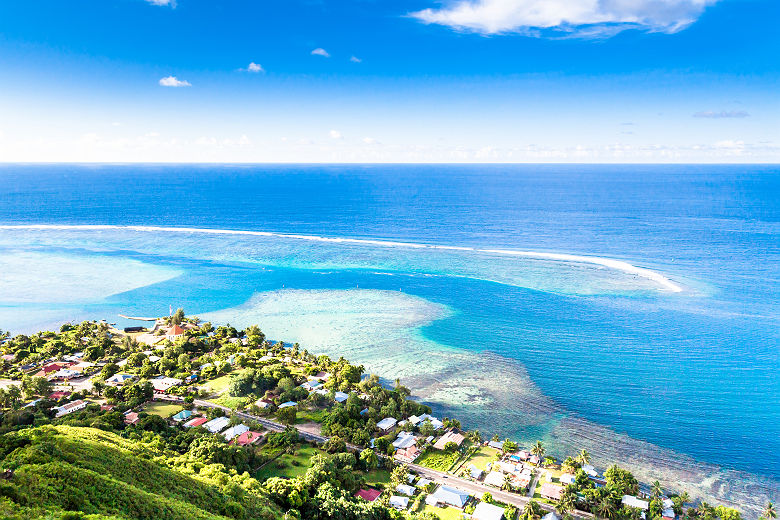 Polynésie - Vue sur les habitations, le lagon bleu de l'île de Moorea