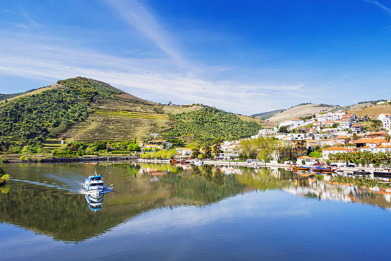 Vallée du Douro avec le village de Pinhao, Portugal