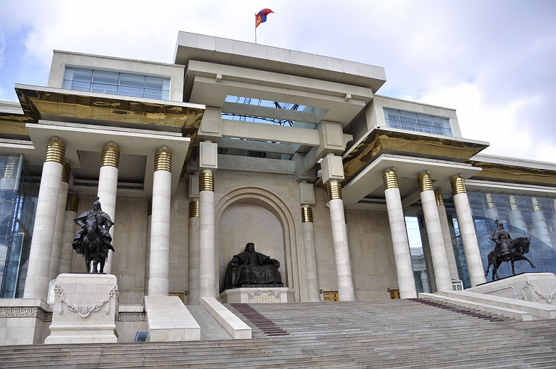 Le palais du gouvernement et la statue de Gengis Khan sur son trône à Oulan Bator - Mongolie