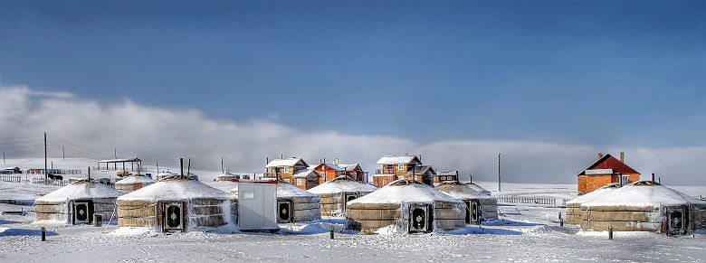 Mongolie - Village de yourtes enneigées, Oulan-Bator