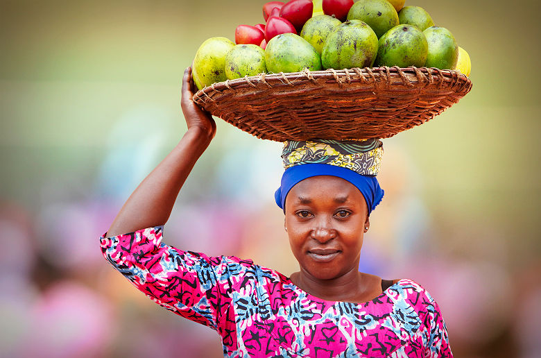 Femme rwandaise allant au marché de Kigali