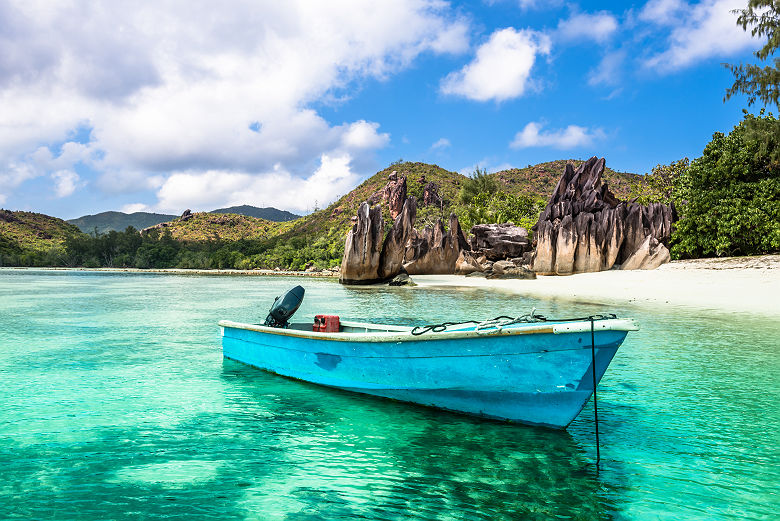 Seychelles - Vieux bateau de pêche près d'une plage, île Curieuse