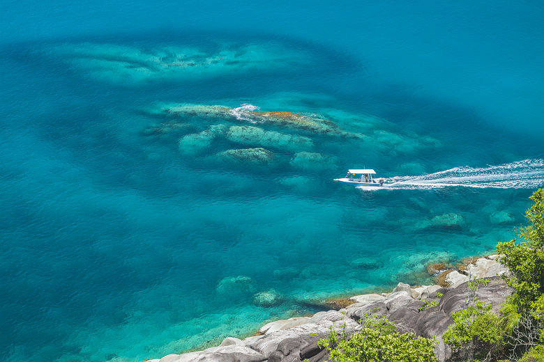 Seychelles - Tour en bateau près de la plage Anse Major dans l'île Mahé