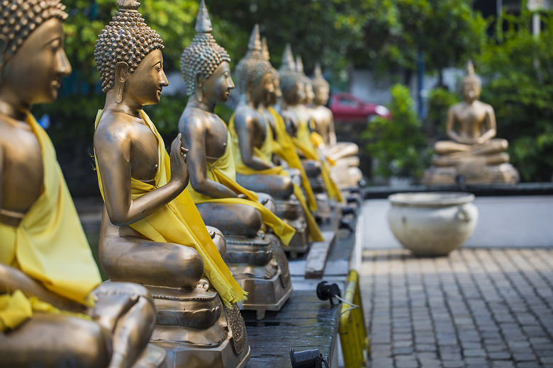 Sri Lanka - Rangée de statues de bouddha au temple Seema Malaka, Colombo