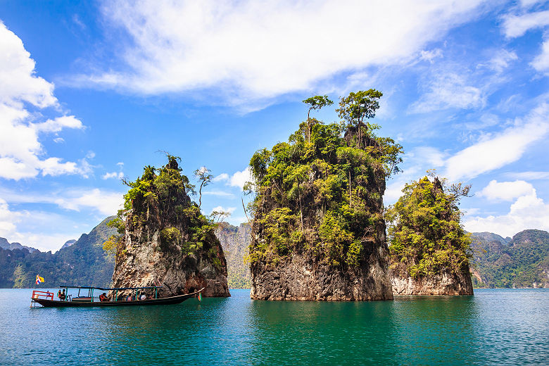 3 massifs rocheux dans le lac Cheow Lan au Parc national de Khao Sok - Thaïlande