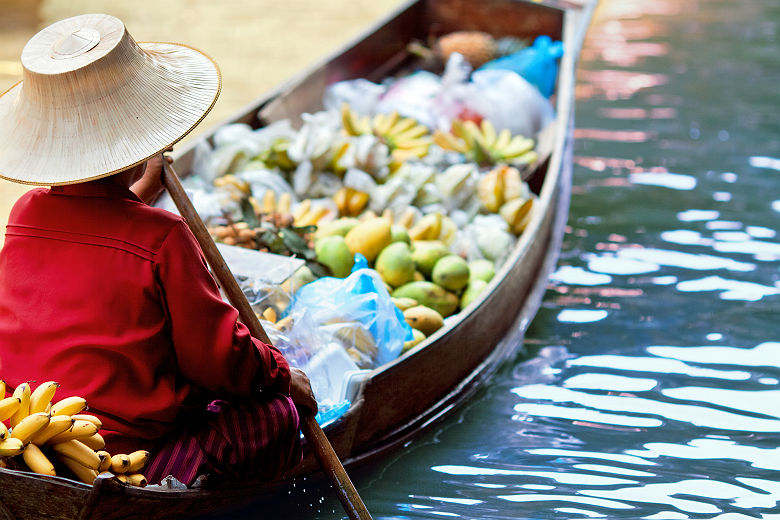 Thaïlande - Commerçant fruits et légumes en bateau au marché flottant Damnoen Saduak, Bangkok