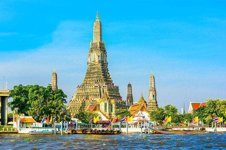 Thaïlande - Vue sur le temple Wat Arun siuté sur le côté ouest de la rivière Chao Phrayaè, à Bangkok