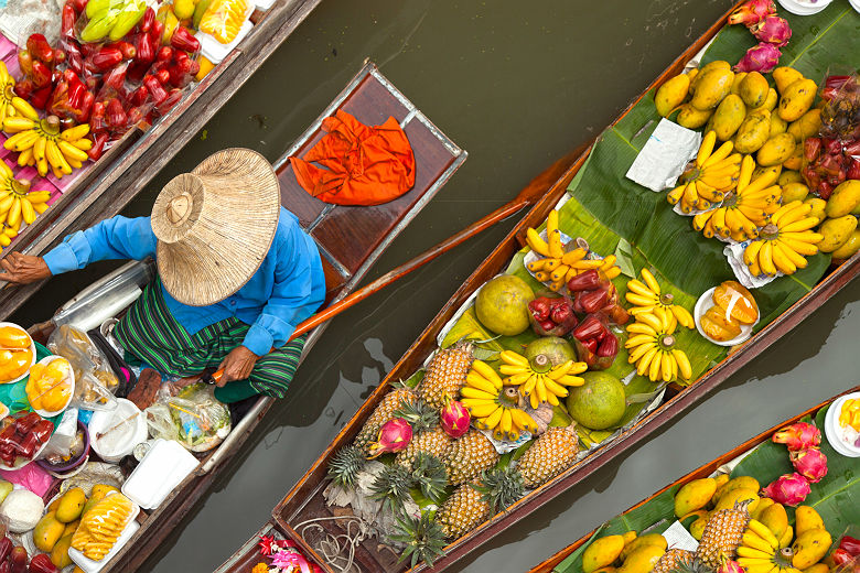 Fruits sur des barques d'un marché flottant - Thaïlande
