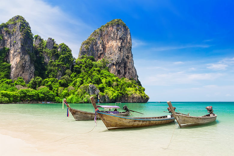 Bateaux traditionnels sur la plage à Krabi - Thaïlande