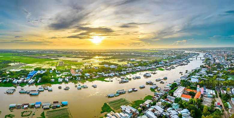 Village flottant le long de la rivière Hau, Vietnam