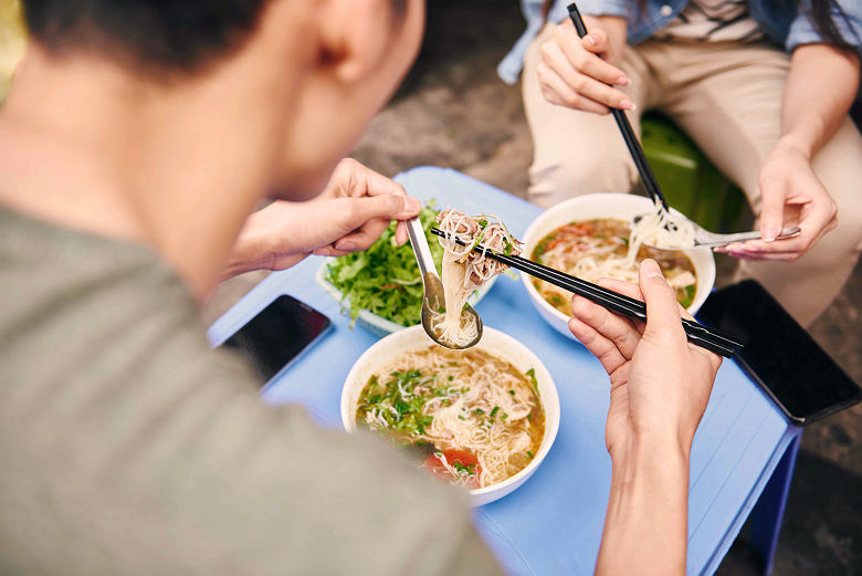 Couple mange de la soupe a Ho Chi Minh Ville
