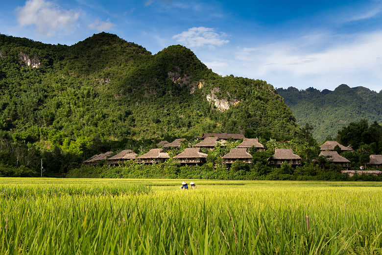 Vietnam - Vue sur un regroupement de maisons sur la colline à Mai Chau