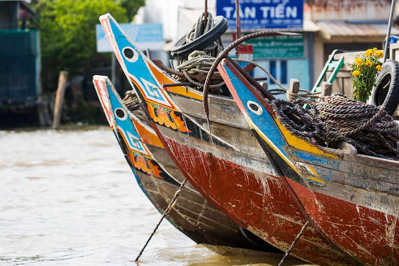 Vietnam - Proue ornementée de bateaux de pêche dans le delta Mekong
