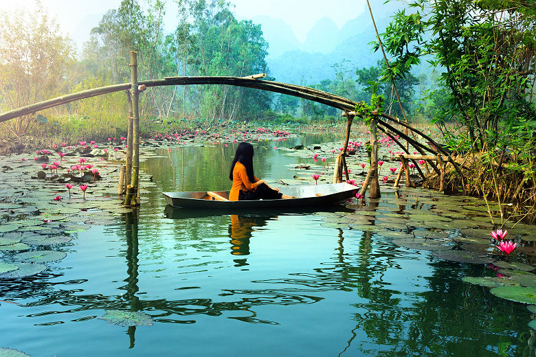 Vietnam - Portrait d'une femme dans une barque à Hanoi