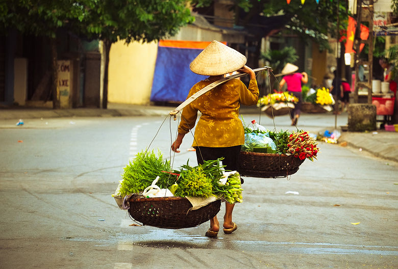 Vietnam - Portrait d'une commerçante de fleurs dans les rues du marché à Hanoi