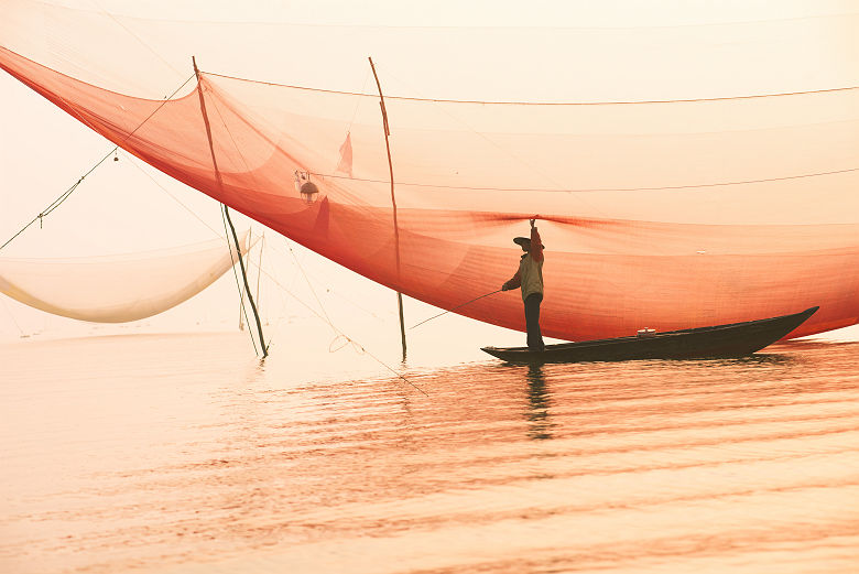 Vietnam - Pêche au filet dans la rivière Hôi An au coucher de soleil