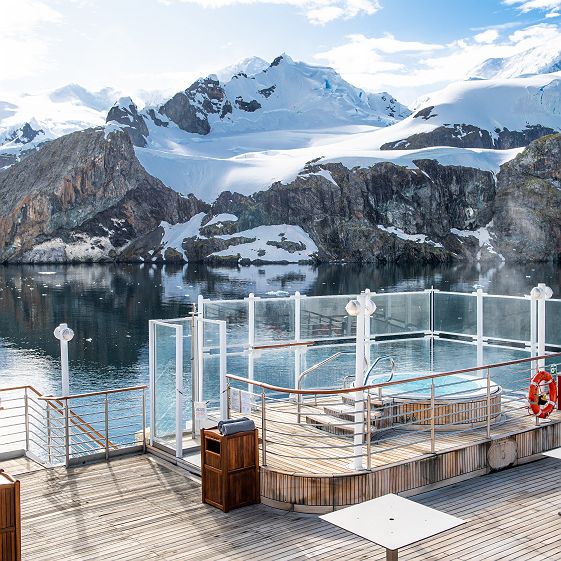 exploris one   bateau exterieur   jacuzzi