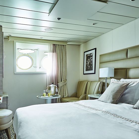 exploris one   bateau interieur   cabine premium