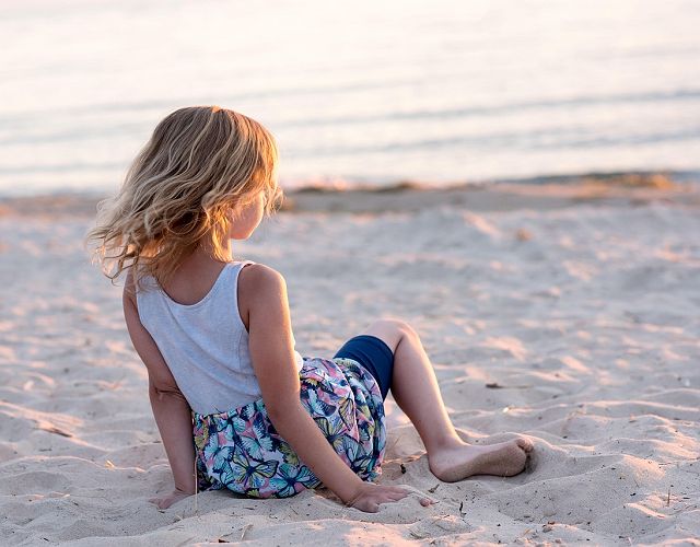 Petite fille sur la plage