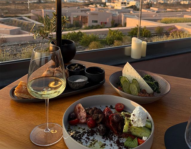 	
Domes Novos Santorini - Expérience gastronomie œnologie - Grèce